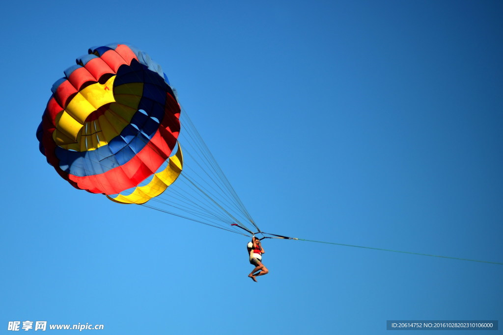 蓝天下的降落伞