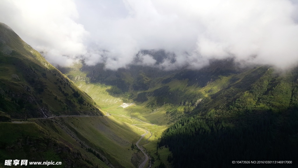 云雾满山风景图片