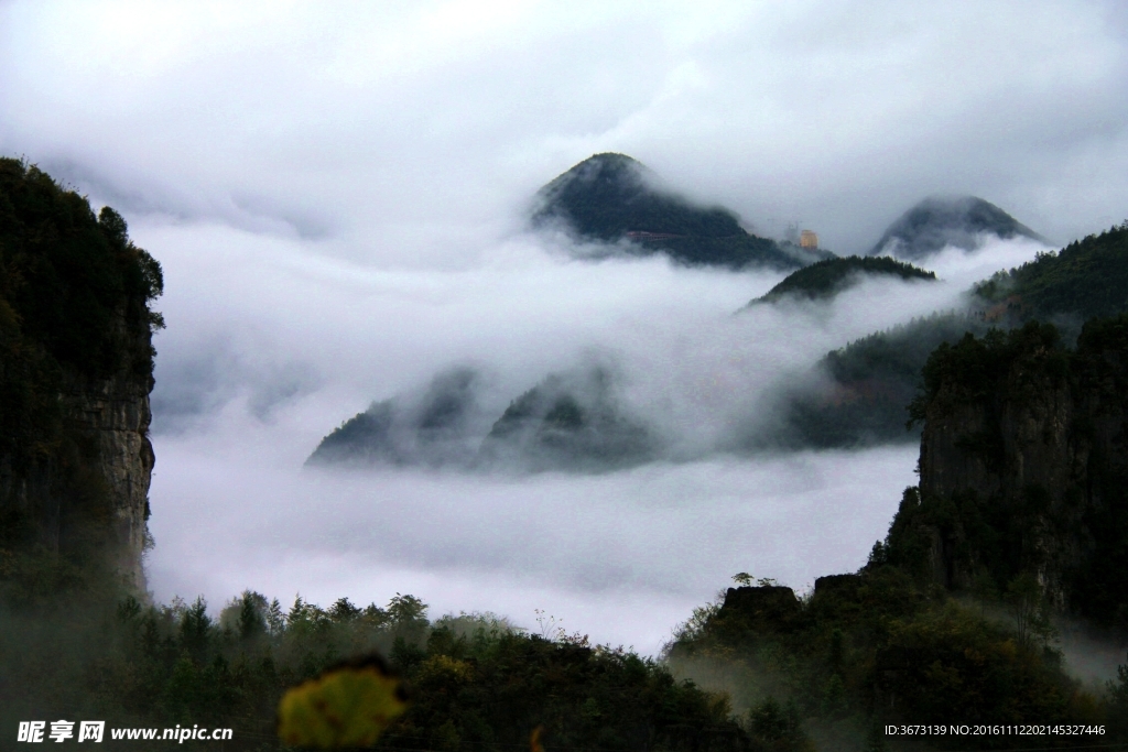白云缭绕的山峰