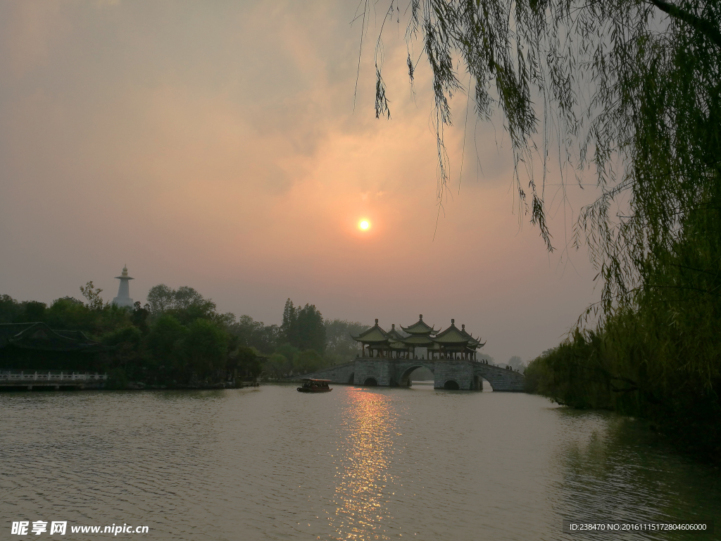 黄昏中的瘦西湖五亭桥白塔