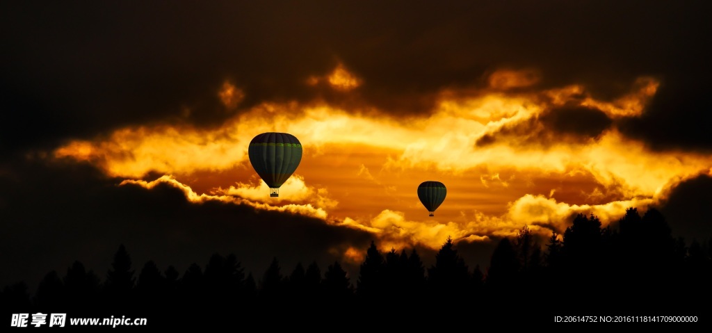 天空中飞行的热气球