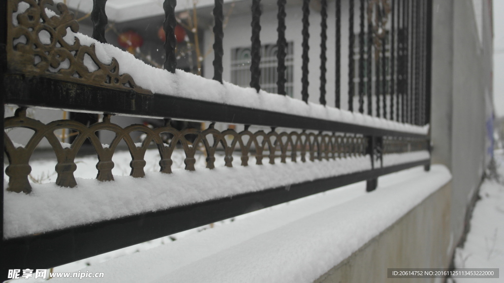 栅栏上的积雪