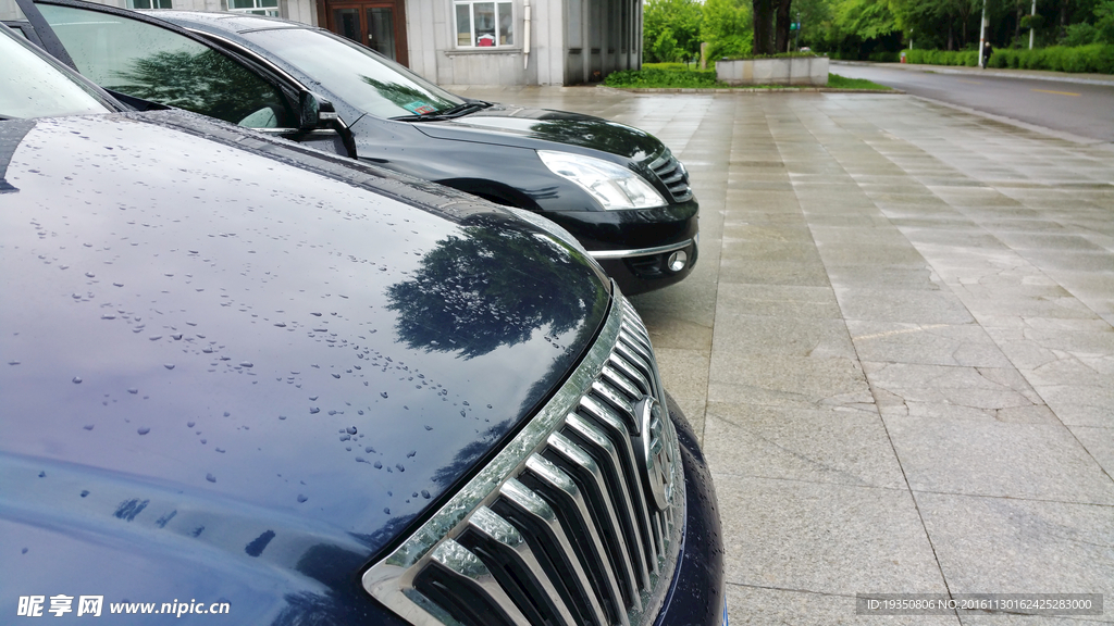 雨后汽车上的水珠