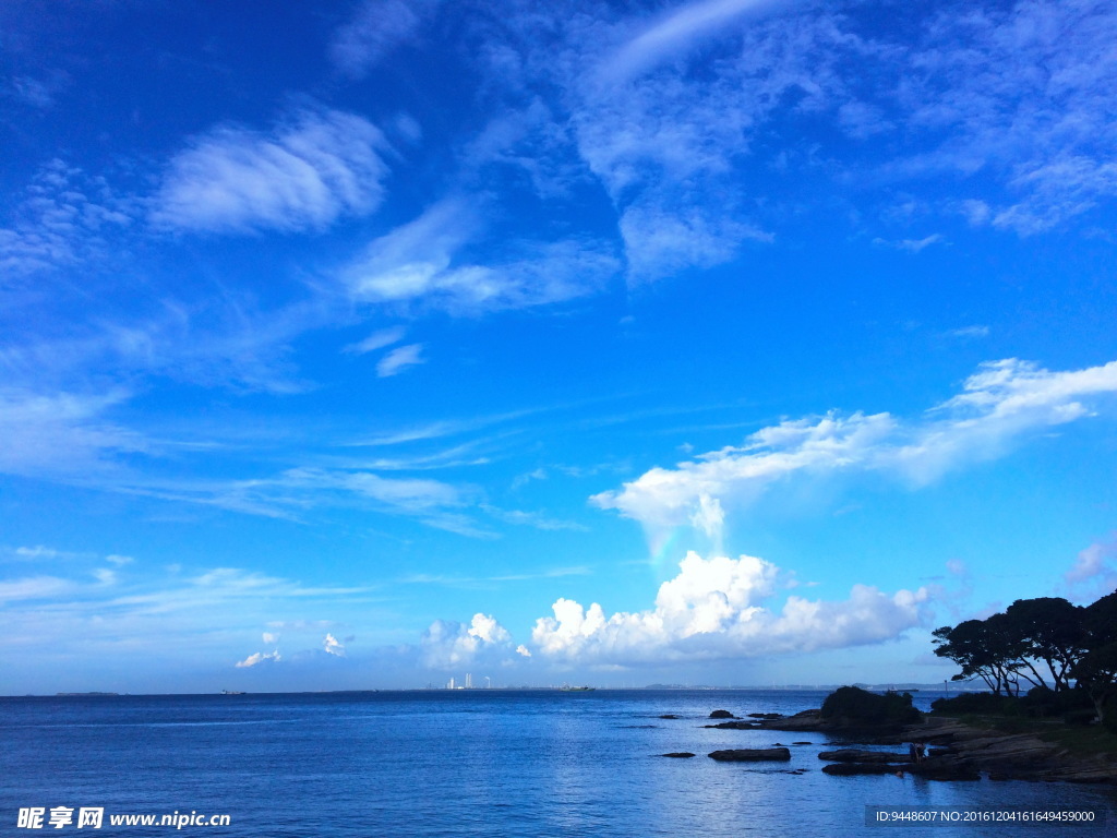 蔚蓝天空大海图片