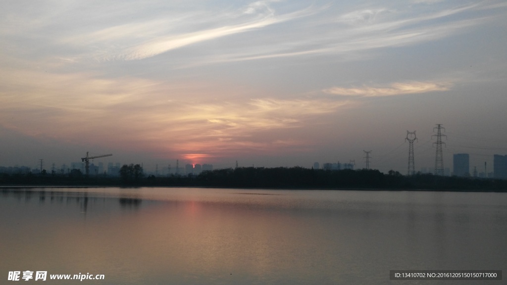 晚霞照应下的湖景