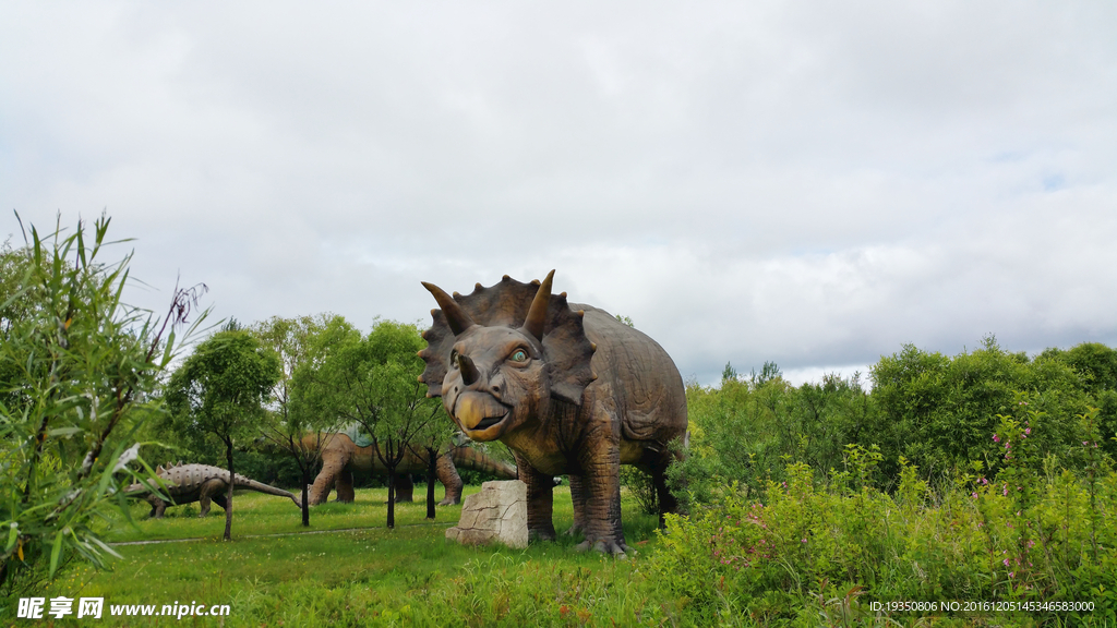 草地上的恐龙模型