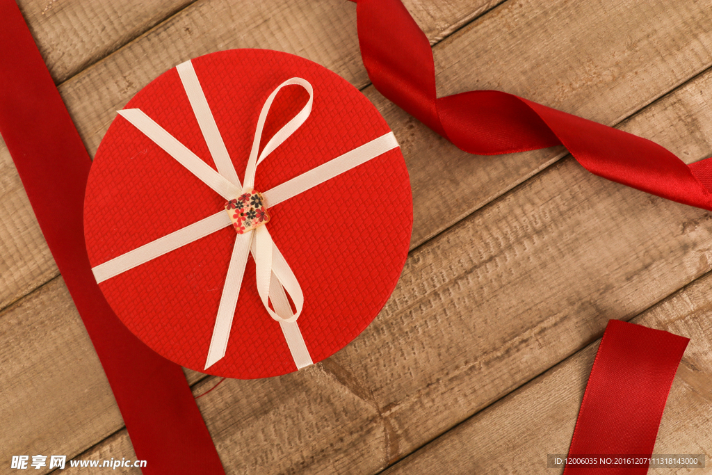 红色蝴蝶结蛋糕礼盒摆拍