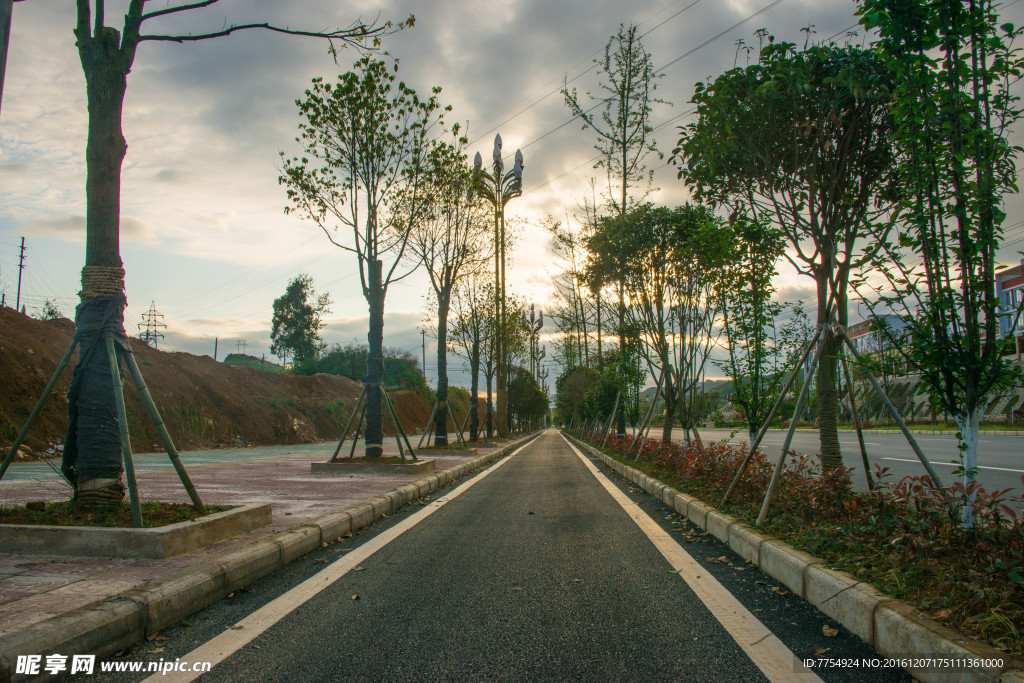 宽敞黄昏公路