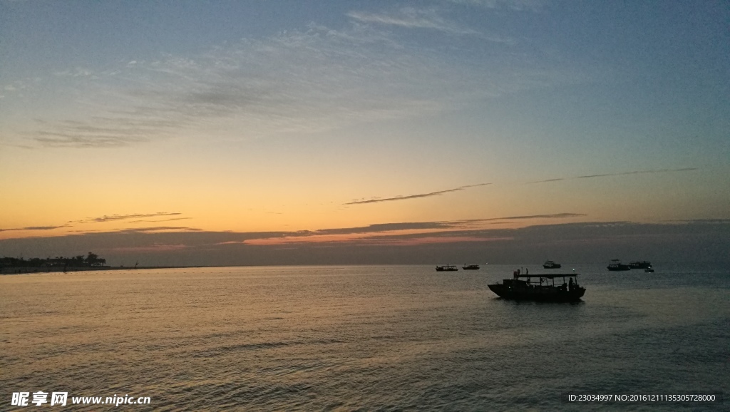 北海海边清晨照片