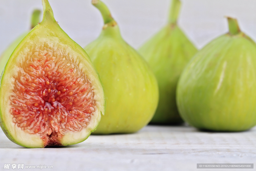 切开露出果肉的无花果高清摄影