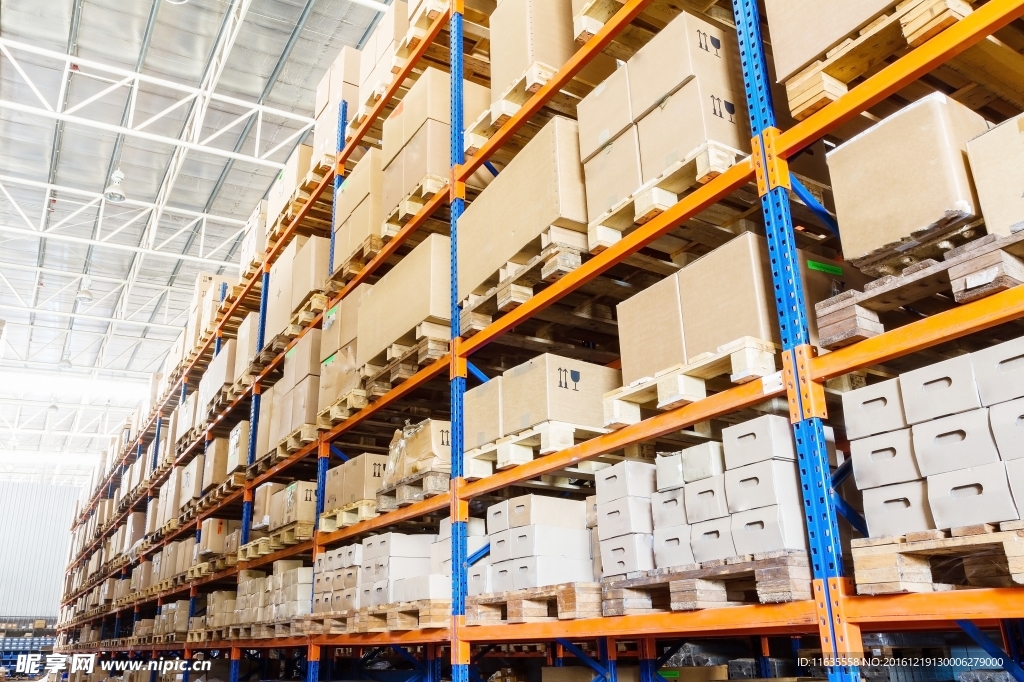 正在运输货物的运输车高清摄影