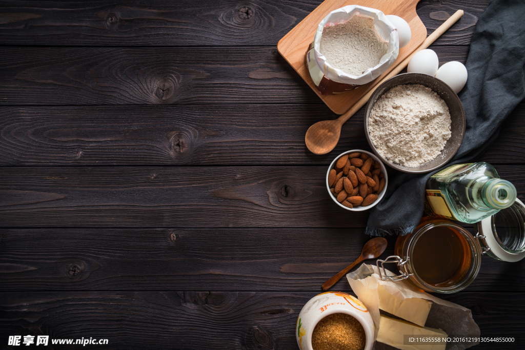 鸡蛋面粉和打蛋器高清摄影图片