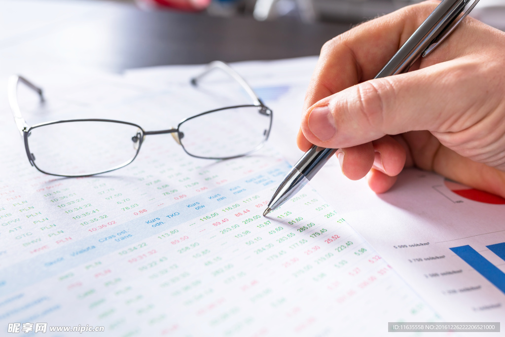 眼镜与数据图表高清图片