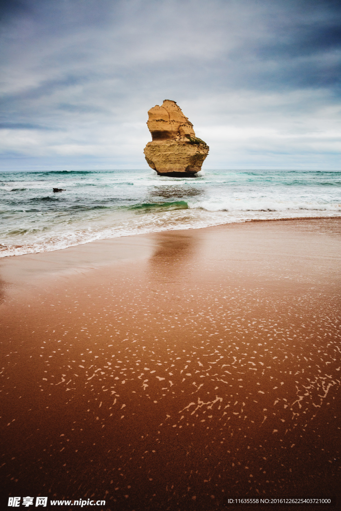 阳光倾泻岸边唯美风景高清图片