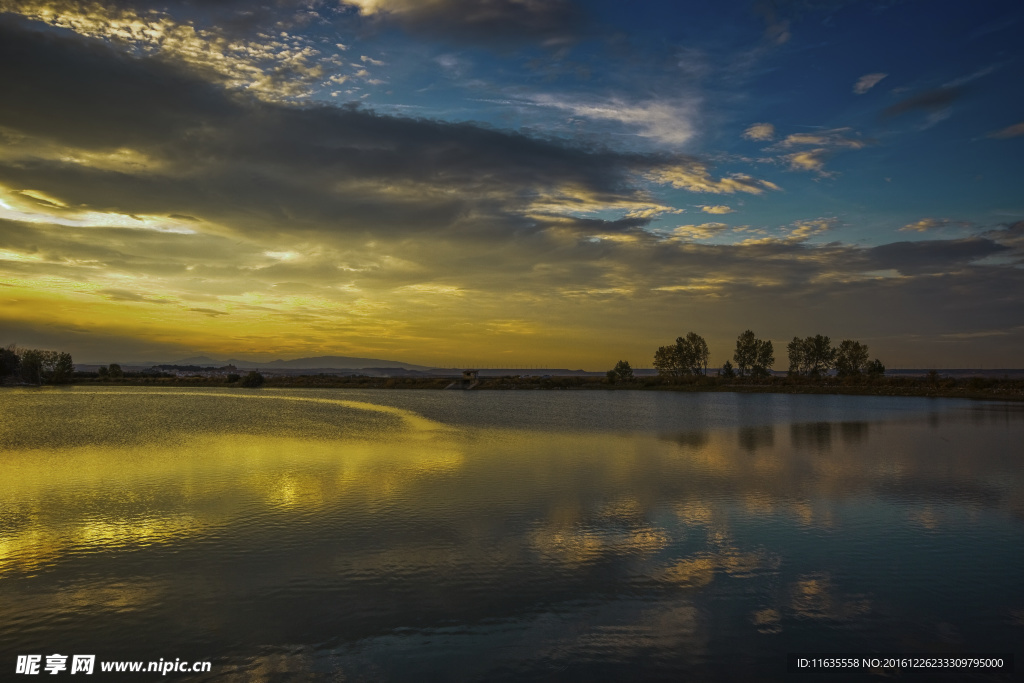 唯美水面倒影风景高清摄影图片