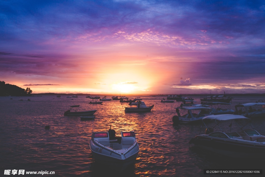早晨海边小船傍晚 夕阳