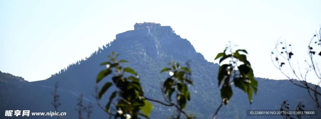 山顶上的寺庙建筑