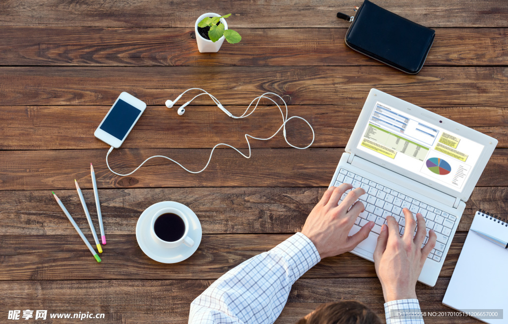 敲打键盘手势高清图片