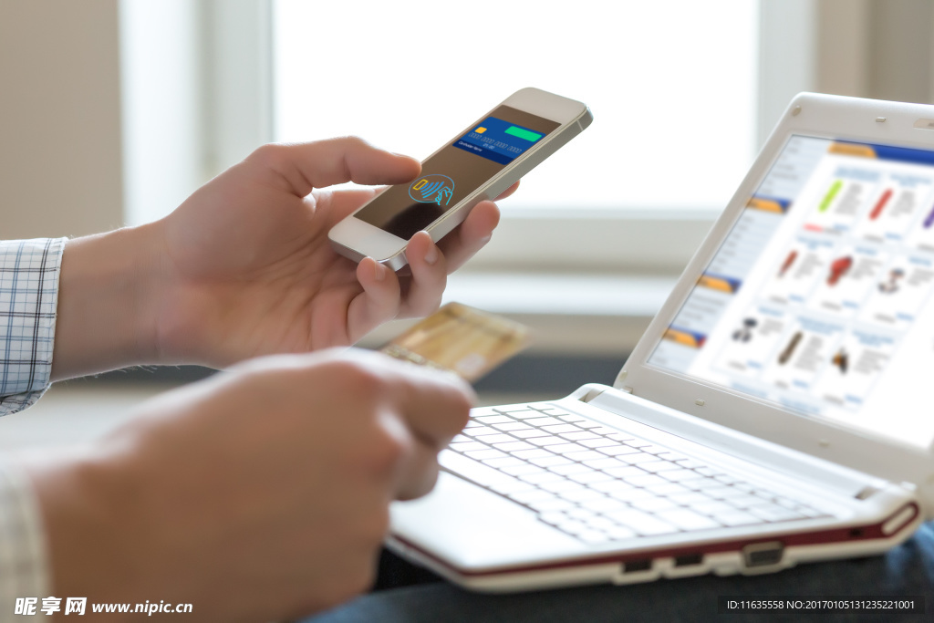 边工作变看手机的商务人士