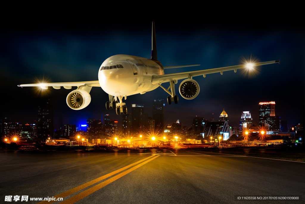 飞翔在天空中的飞机图片