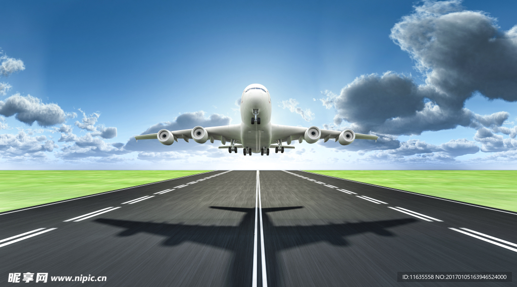 飞翔在天空中的飞机图片