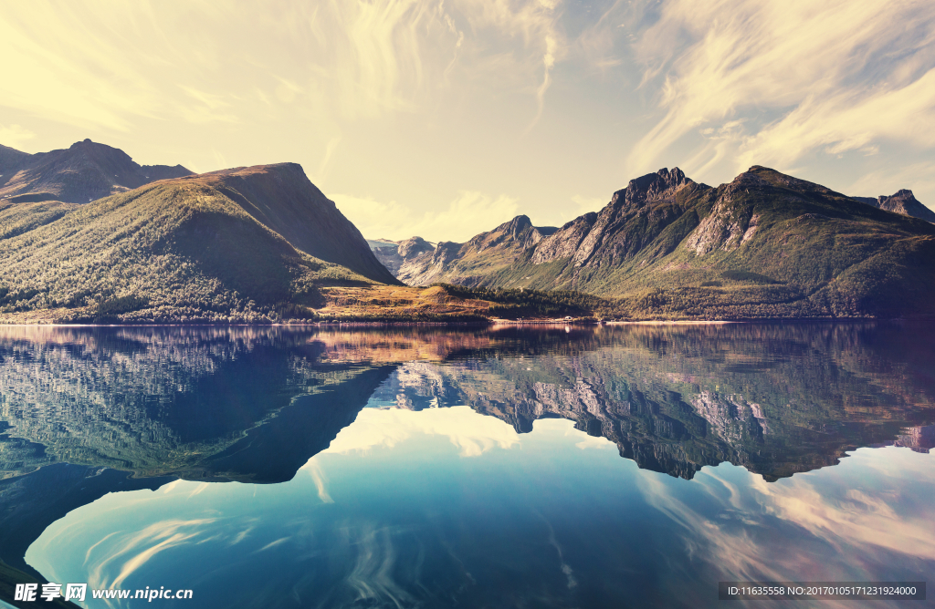 高山湖面景色高清图片