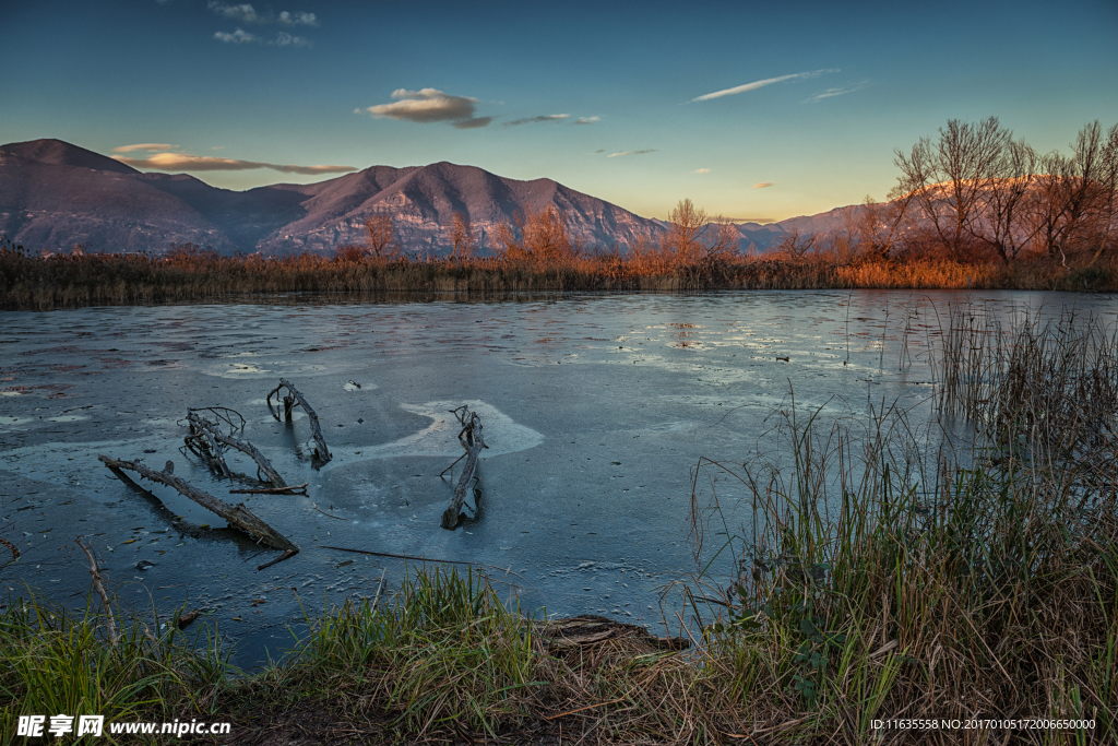 唯美天空湖面景色高清图片