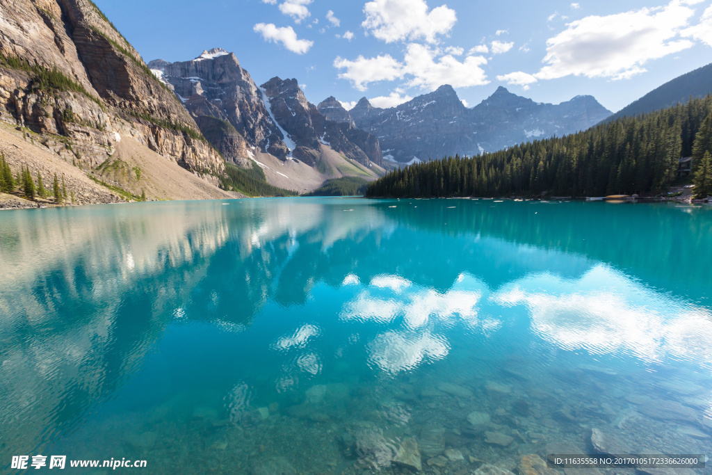 高山湖面景色高清图片