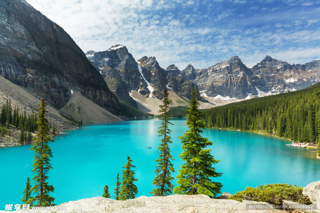 高山湖面景色高清图片