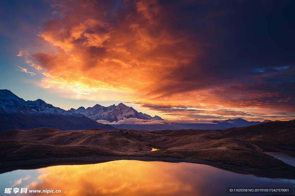 高山湖面景色高清图片