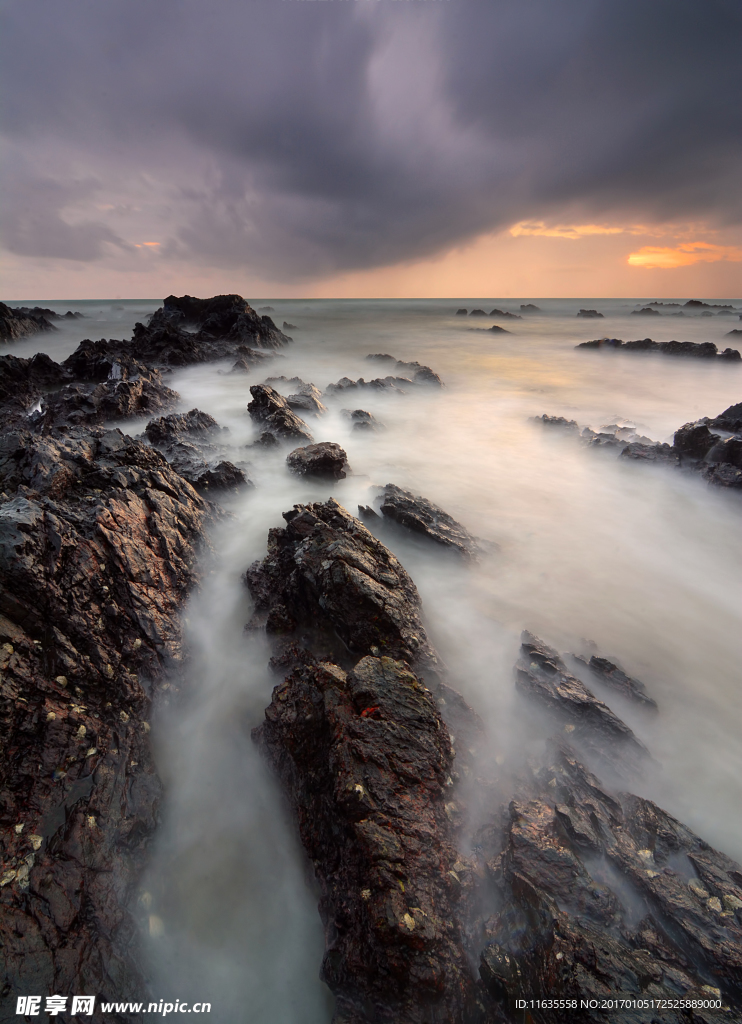 高山湖面景色高清图片