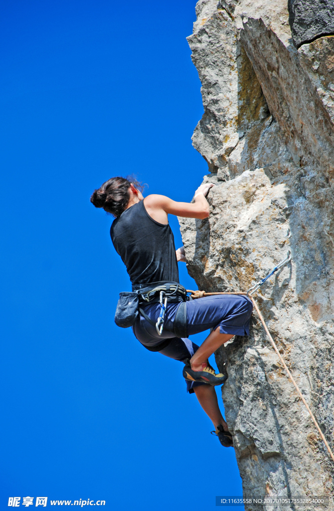 户外登山的人物高清图片