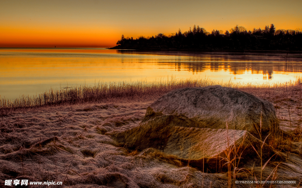 平静湖面景色高清图片
