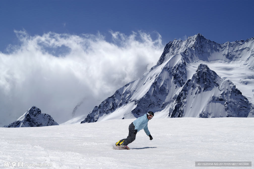 冰雪运动人物与巍峨的雪山