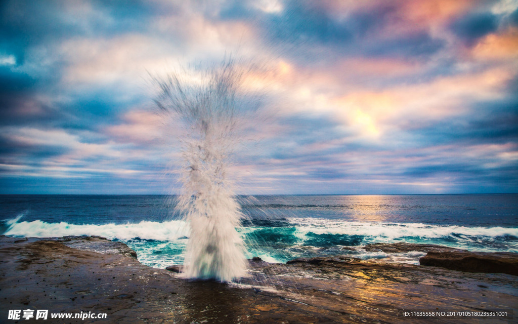 海边溅起的海浪