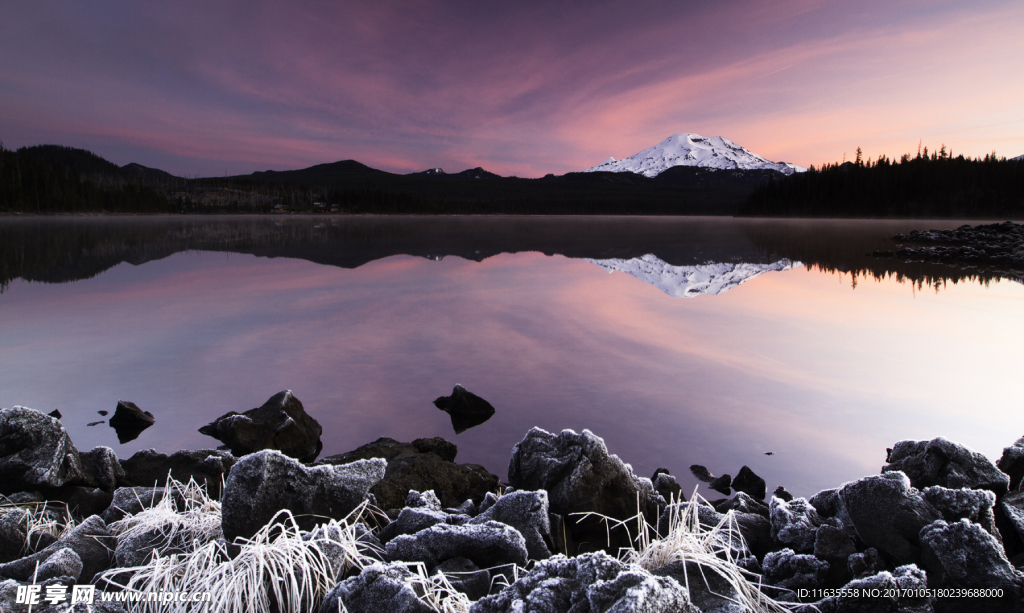 寒冷时节雪山与湖边的石头