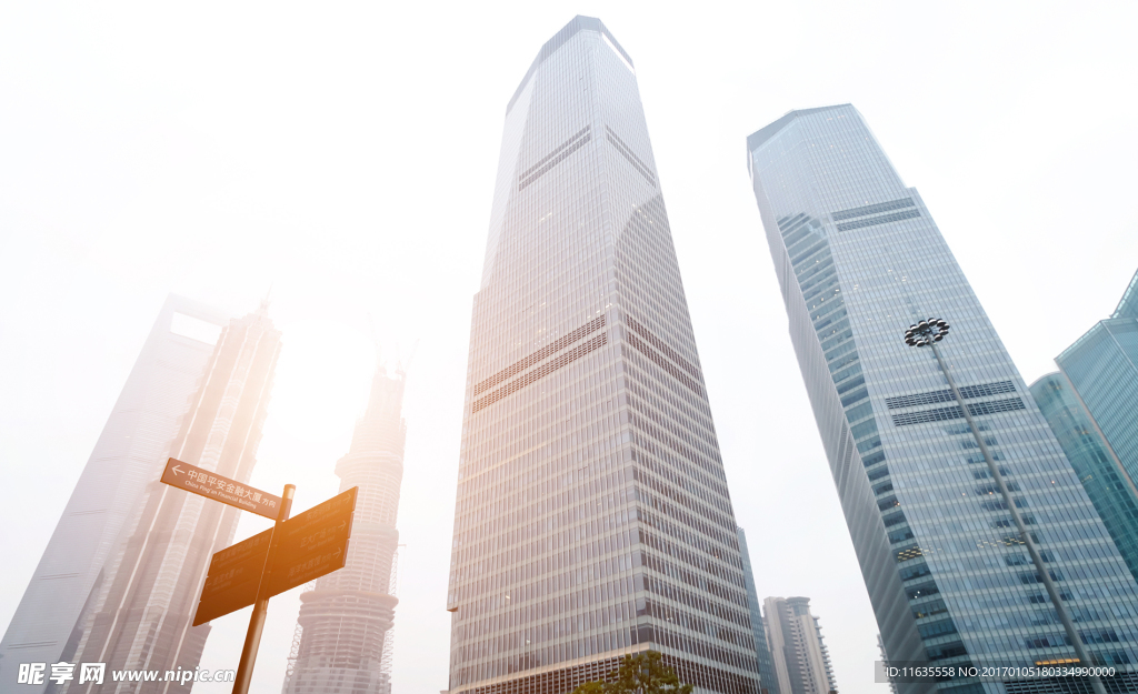 上海林立商务楼宇风光