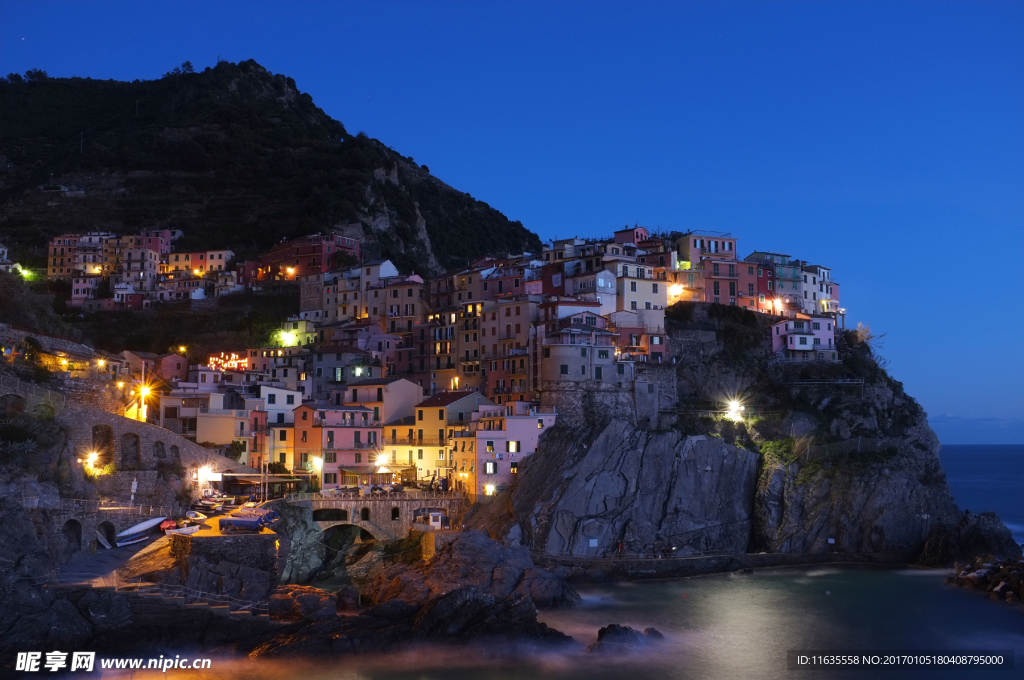 依山而建的建筑物夜景