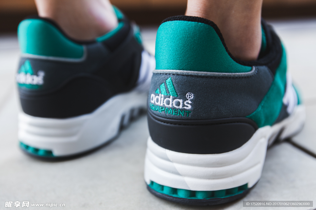 阿迪达斯运动鞋