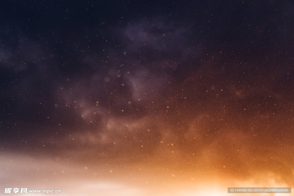 深色背景的阳光天空