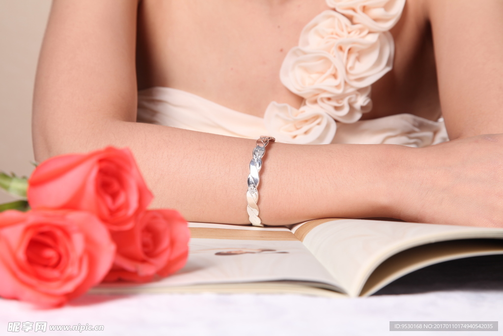 银手镯模特图片