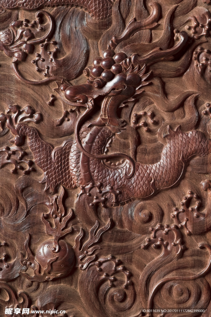 雕水龙顶箱柜局部