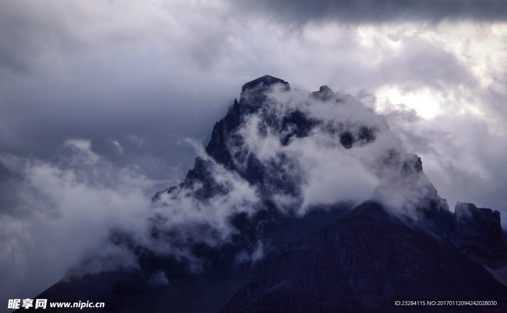 云雾缭绕的山顶