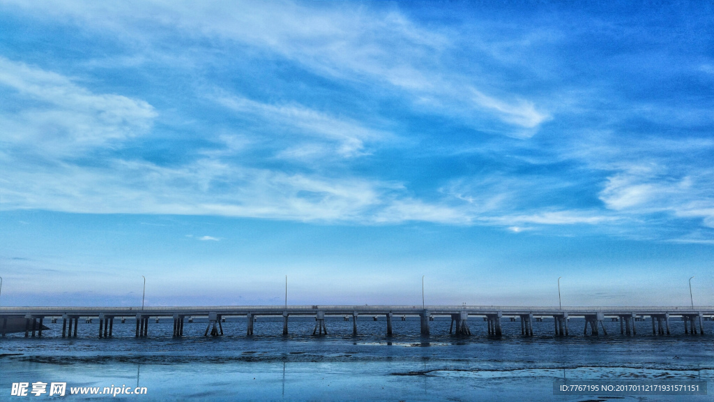 日暮时分的海与桥