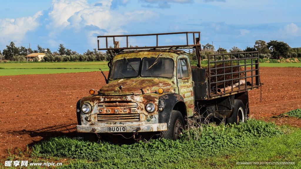 农场废旧皮卡车图片