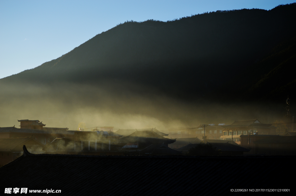 山下小镇的清晨