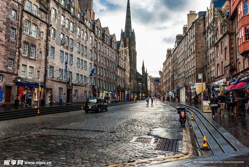 行走在建筑外的人