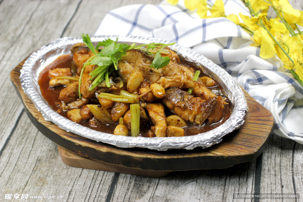 铁板蒜香白骨鱼