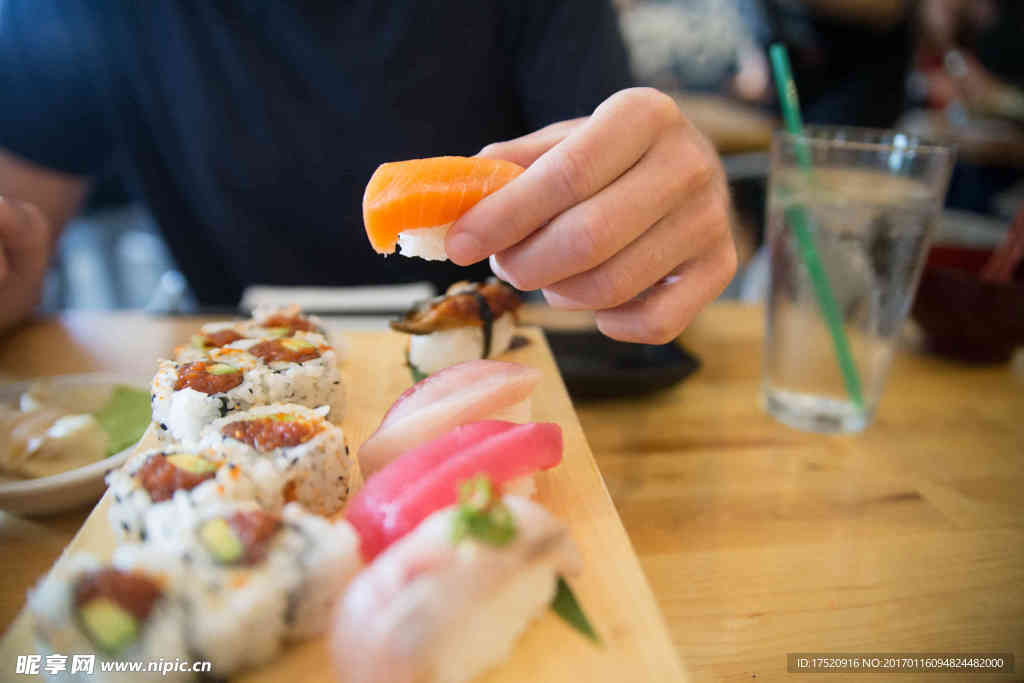 吃寿司