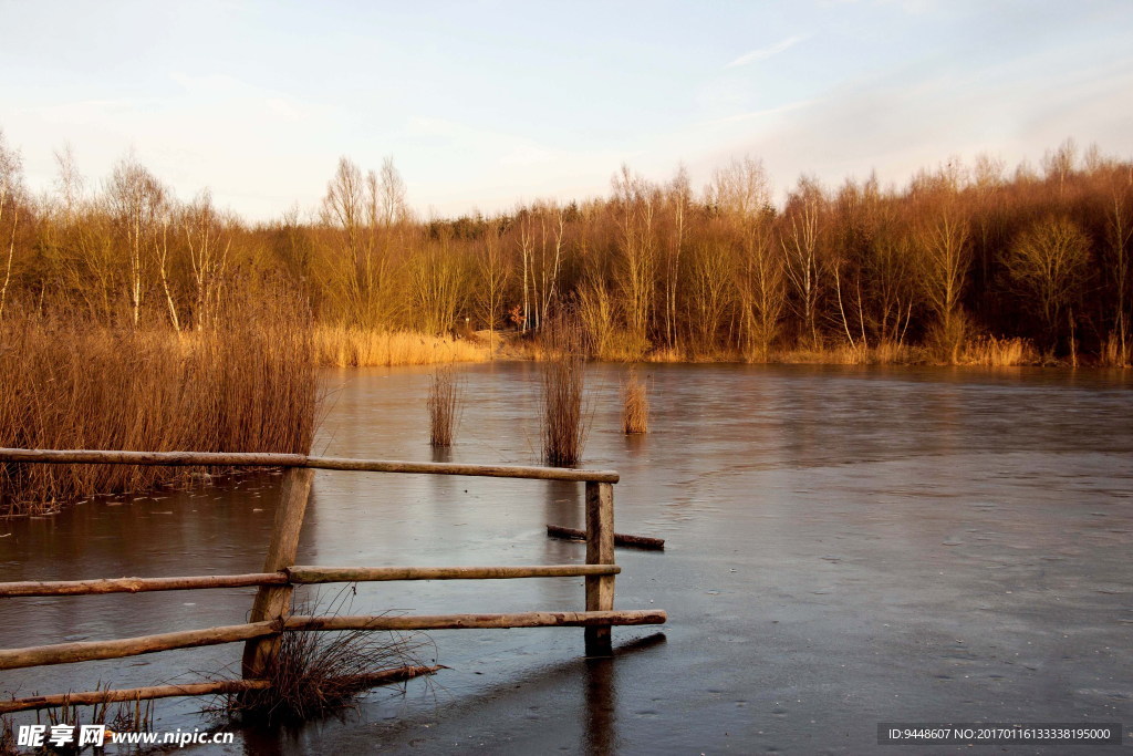结冰的湖面